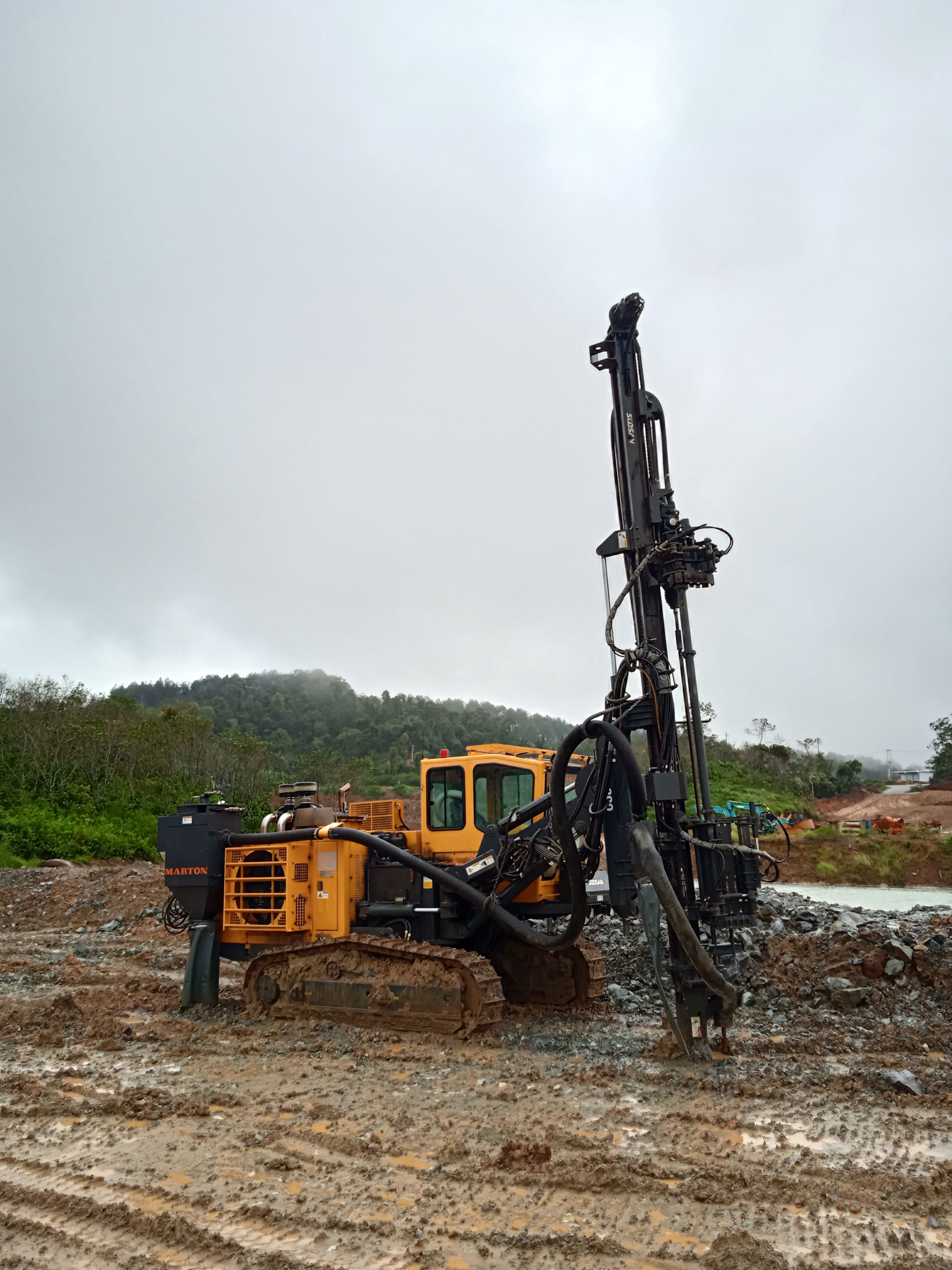 Borehole drilling rig
